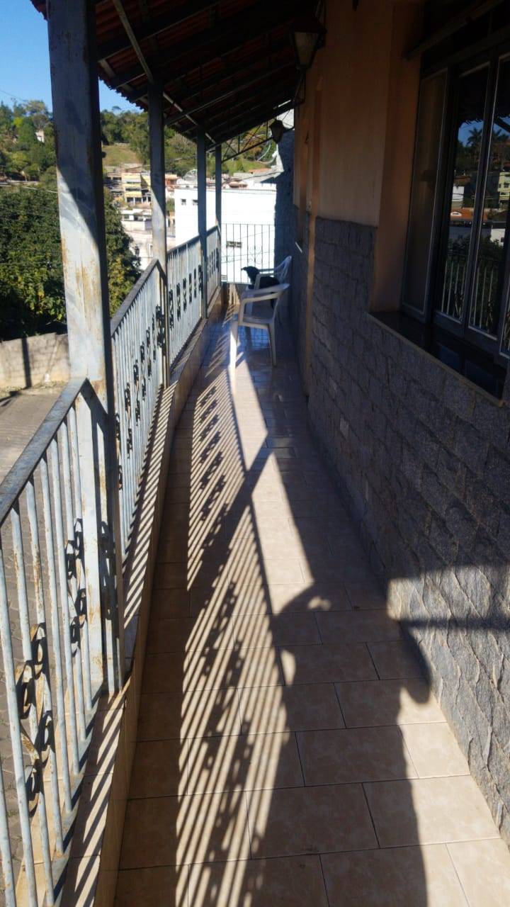 Casa em Bicas-MG 4 quartos 2 lojas embaixo área total 328m² - Paulo Rangel - Corretor de Imóveis